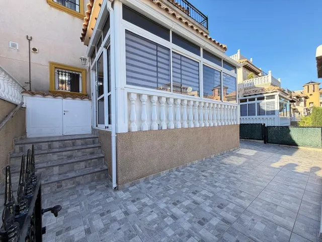 BONITO ADOSADO EN ORIHUELA COSTA: 2 HAB; 2 BAÑOS - foto 4