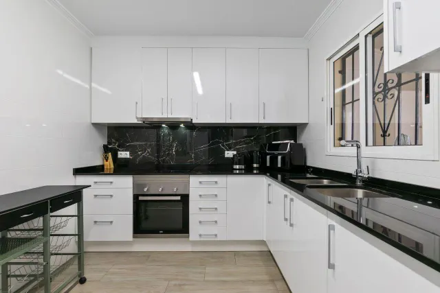 BONITA CASA ADOSADA EN ORIHULA COSTA:3 HAB, 1 BAÑO, 1 ASEO — 9