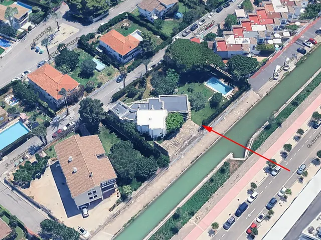 Se vende villa próxima al término municipal de Benicàssim, muy cerca de la playa. La casa está sobre una parcela de 1.889 m2, de la cual saldrían 3 parcelas de 629 m2 en caso de querer dividir el — 20