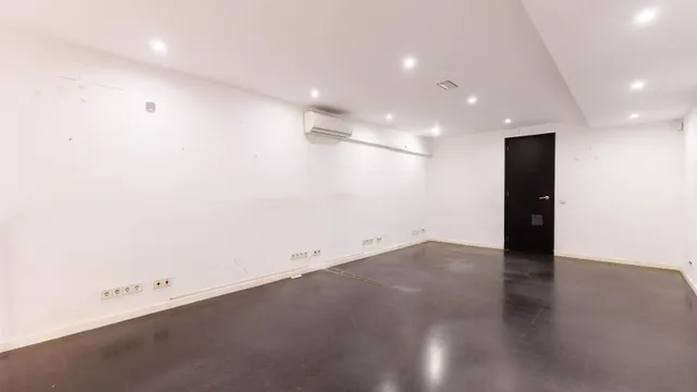 Local comercial 74m² en alquiler - Eixample — 17