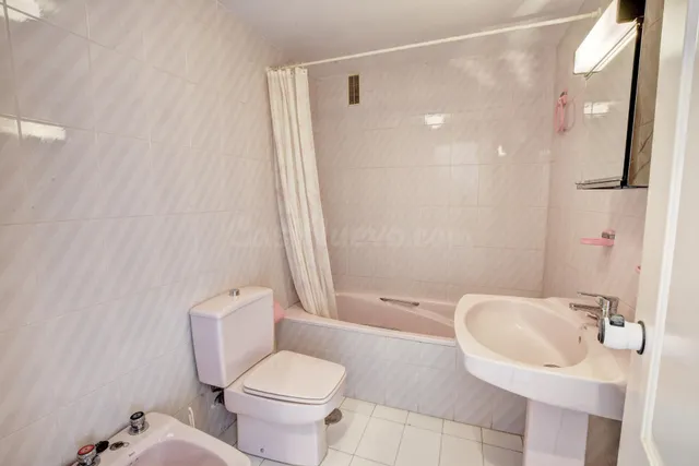 Piso de 2 Dormitorios alado de la Playa con Vistas al Mar, Piscina y Garaje — 21
