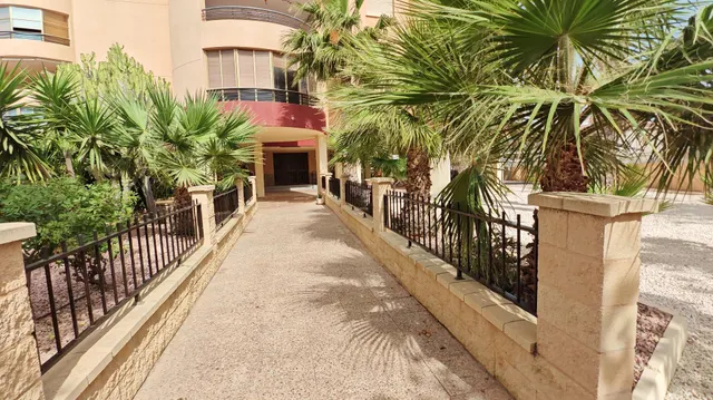 Piso con piscina, garaje y a dos calles de la playa — 27