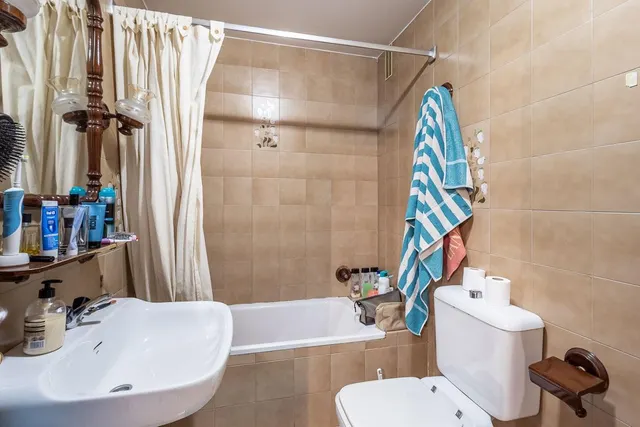 Traumatología (zona). Piso 4 dormitorios, 2 baños. Calefacción central. Plaza de aparcamiento y trastero. — 21
