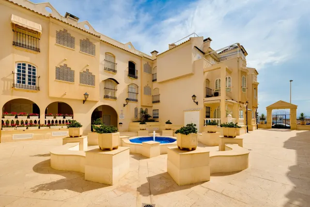 Apartamento de tres dormitorios y dos baños en residencial Duquesa Beach, primera línea de la playa de los locos — 33