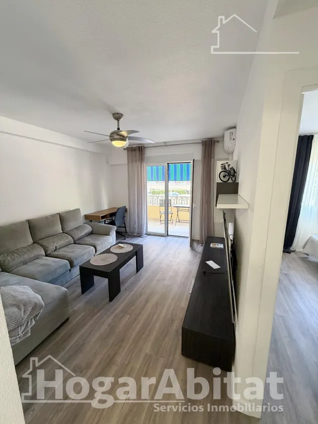 Disfruta del sol y la brisa del mar en este piso reformado con piscina, terraza y parking junto a la playa — 20