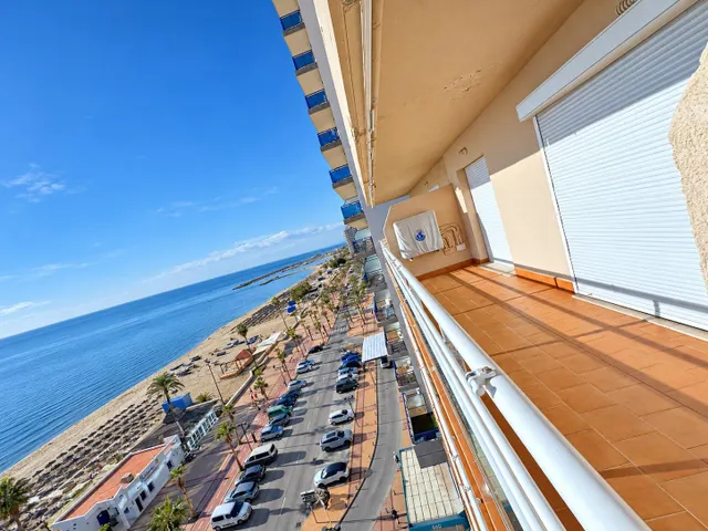 Amplio piso en alquiler de larga temporada en primera línea de playa, con vistas frontales al mar — 3