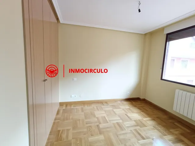 Exclusivo Chalet Pareado Junto al HUBU: Tu Oasis Urbano en Burgos — 23