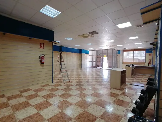 LOCAL COMERCIAL CONSTRUIDO EN NAVE DE 540 METROS CON LICENCI - foto 2