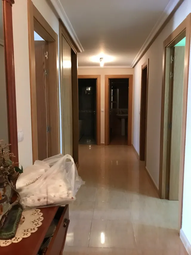 Se vende amplio piso en el centro, cocina, salón, 3 hab., 3 baños, trastero y garaje. Para entrar . — 6
