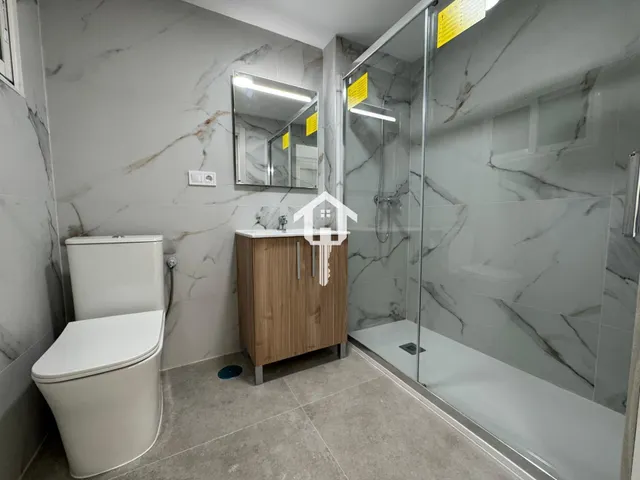 Inmoparadise les ofrece espectacular vivienda en venta en Alicante centro, el edificio los representantes . 120m2, 3 dormitorios, dos baños,reformada. — 22