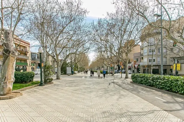 LOCAL COMERCIAL EN VENDA  A IGUALADA - PASSEIG VERDAGUER — 9