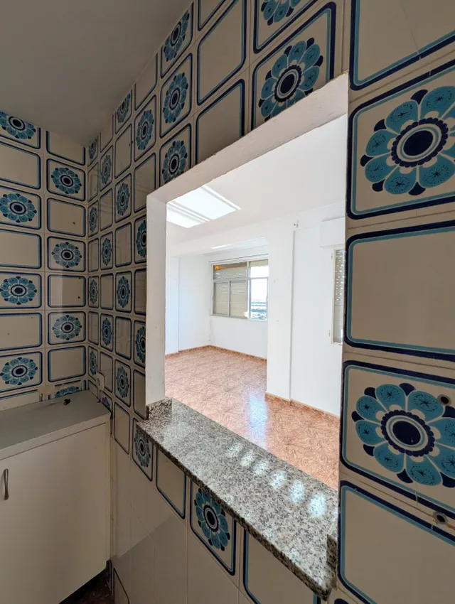 Amplio Piso en Ayamonte con Vistas Despejadas y Gran Potencial — 8