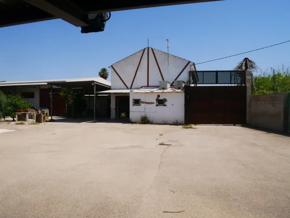 Se venden naves con parcela de 2.868 m2 en Senda De los Garres