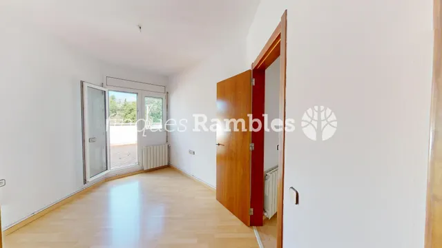Dues terrasses, bones vistes i la calma d'un àtic a Igualada — 23