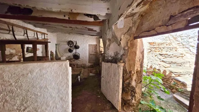 ¿Buscas espacio sin límites? 400 m2 de puro potencial en el corazón de Uleila. — 38