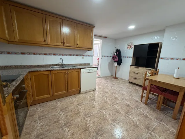 Piso amplio y muy luminoso con ascensor y comunidad incluidos – 800 €/mes (posibilidad de plaza de garaje en el mismo edificio por 50€ mas al mes) — 8