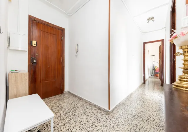 En Venta Piso de 4 dormitorios con ascensor, ideal para reformar a tu gusto. — 23