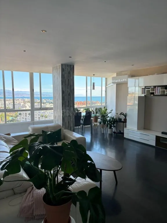 Exclusivo apartamento reformado con impresionantes vistas al mar en una de las mejores zonas de Torremolinos — 2