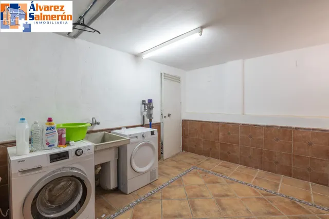 Casa independiente con piscina en La Zubia. — 34