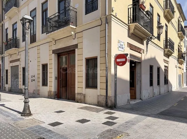 Amplio inmueble de 262 m2 con gran potencial residencial jun - foto 3