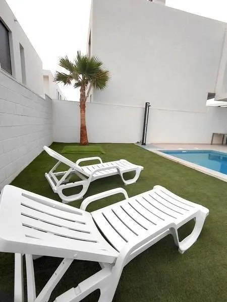 ALTO STANDING - Se vende bonita y amplia VILLA CON SOTANO Y PISCINA PRIVADA, 300 metros de parcela.- — 8