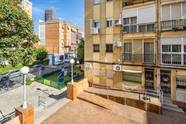 PISO DE 4 DORMITORIOS CONVERTIDO EN 2 EN PLENO CORAZÓN DE TRIANA — 28