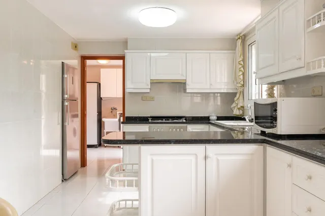 Amplia vivienda con piscina privada, terraza y garaje cerrado — 17