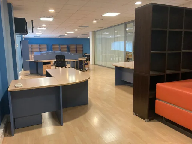 ALQUILER DE OFICINA, EN CENTRO DE EMPRESAS — 13