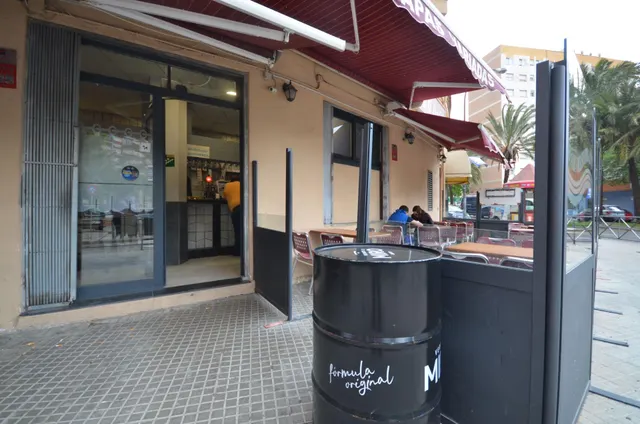 Negocio de restaurante-bar en funcionamiento en local esquinero de 402 m2 — 10