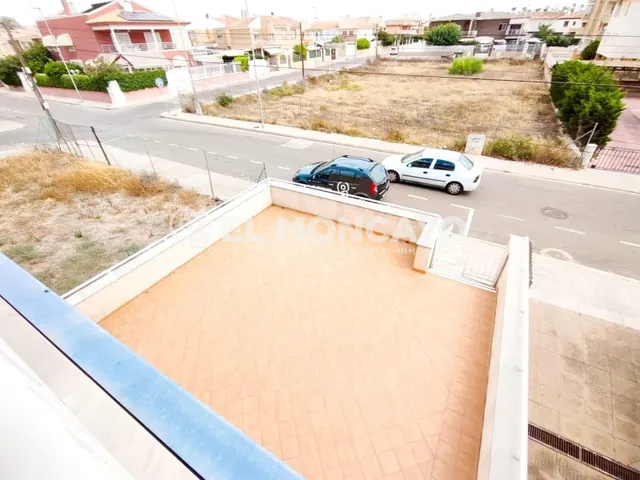 Fantástica vivienda adosada con local comercial, ideal para  - foto 3