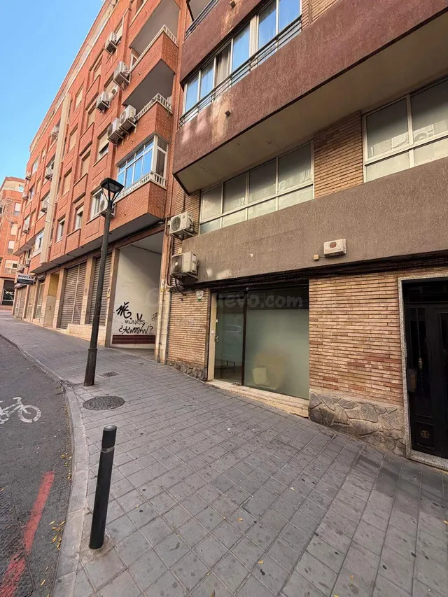 Amplio Local Comercial en la Zona de Santo Domingo, Alicante por solo €140.000 — 2