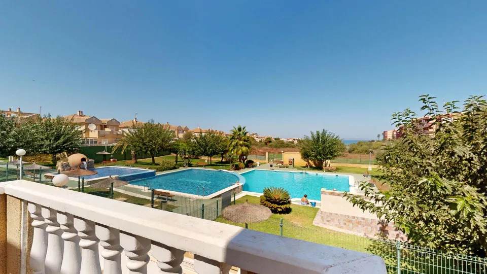 Bungalow con solárium, barbacoa y una piscina espectacular en Torrevieja
