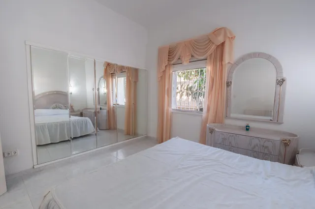 Amplia villa con vistas panorámicas al mar y pista de tenis privada en Calpe — 9