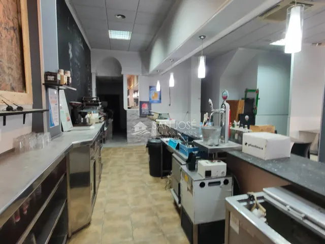SE VENDE LOCAL CON CAFETERIA-BAR MONTADO CON LICENCIA EN BUENA ZONA DE NOVELDA — 31