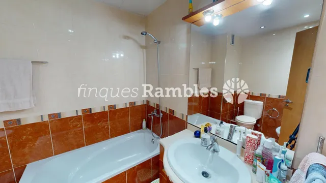Amplio piso de 4 habitaciones en el centro de Vilanova del Camí — 12