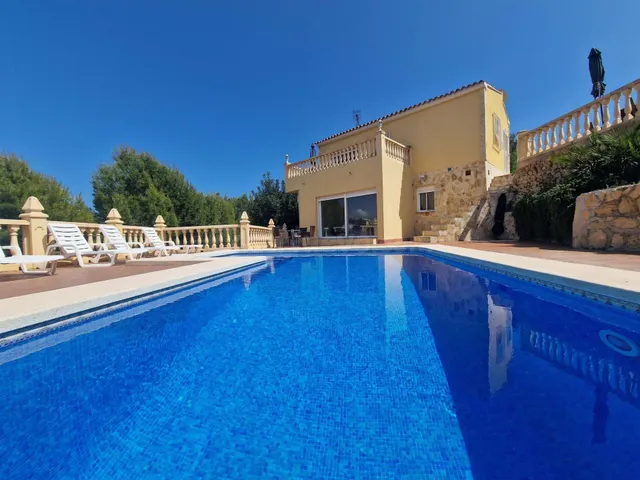 Chalet independiente en La Nucía, con piscina y vistas - foto 4
