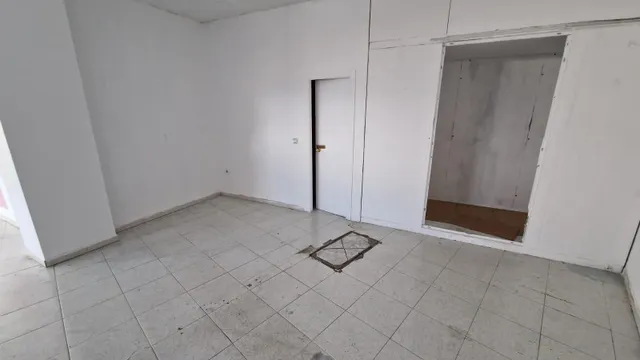 SE VENDE O SE ALQUILA LOCAL EN ZONA ALTA. AV CASTILLO Nº5 — 8