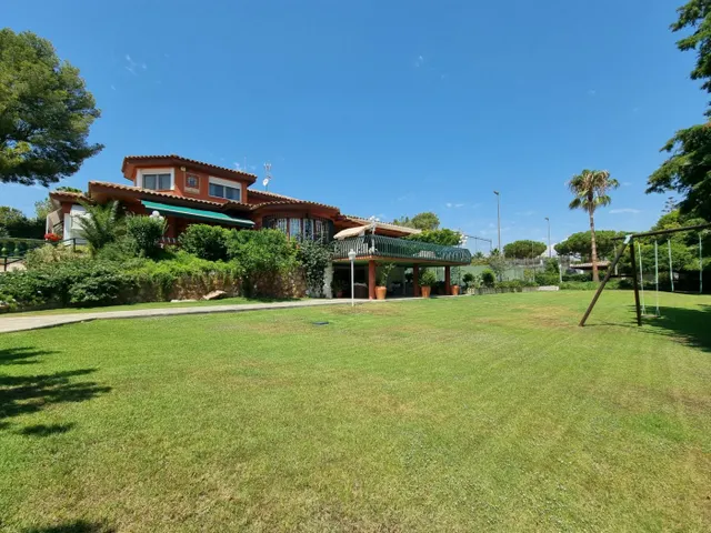 Maravillosa casa con jardín mas casa invitados — 3