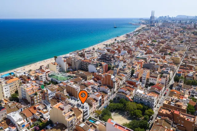 Vivienda reformada a estrenar con 3 estancias, terraza privada y espacio polivalente en Badalona — 2