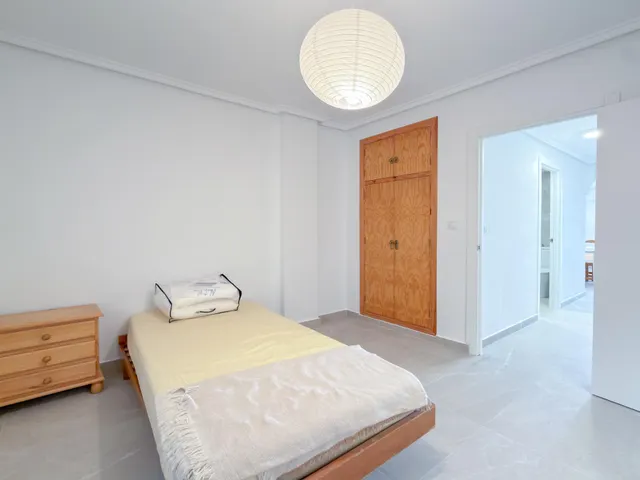 OPORTUNIDAD! Fantástico apartamento reformado con confortable terraza y vistas despejadas (210 Mts playa) — 25