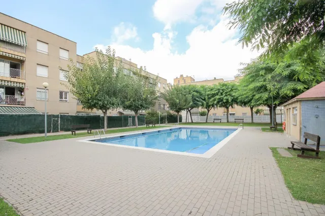 VIVIENDA EN FINCA SEMINUEVA CON PISCINA. AMPLIO BALCÓN Y VISTAS DESPEJADAS. — 36