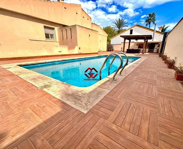 Chalet con gran parcela, piscina y buhardilla en San Javier 