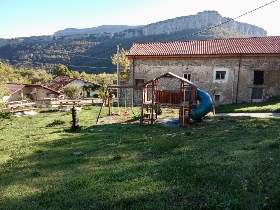 Casa de piedra con encanto y gran potencial turístico en san martín de las ollas