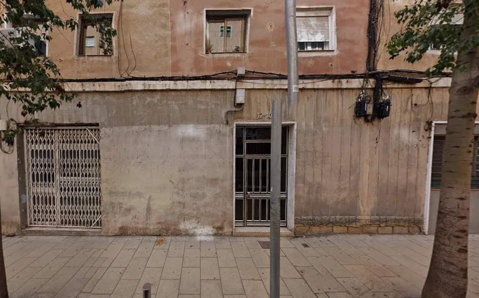 FANTÁSTICO PISO OKUPADO en Calle Cadi 10 de Barcelona (Barcelona).