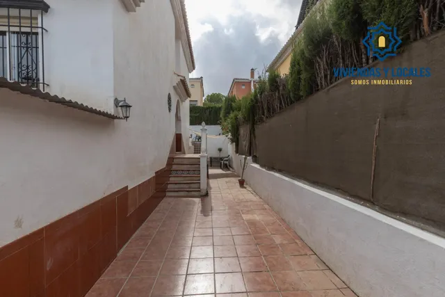 Casa independiente con piscina en La Zubia. — 35