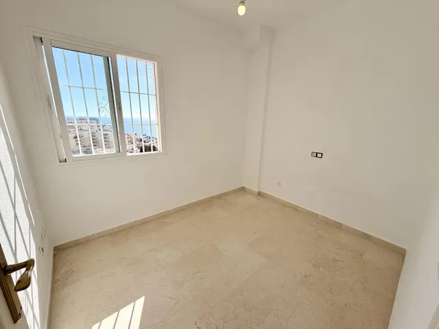 Ático dúplex de dos dormitorios con vistas al mar en Benalmádena, Costa del Sol — 17