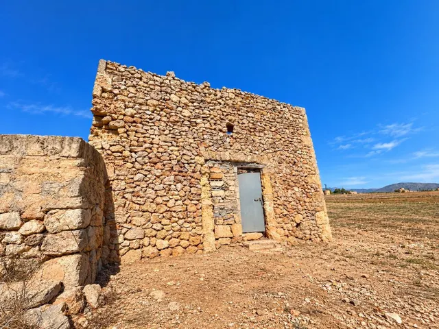 Finca rústica de 14.628 m2 con construcción para reformar en - foto 2