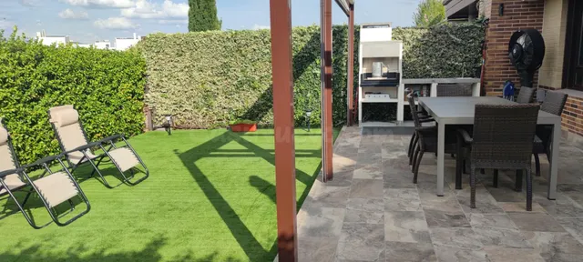Exclusivo Chalet Unifamiliar de 336 m2 con Jardín Privado y  - foto 3