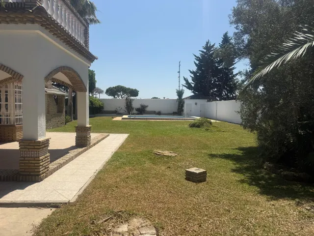 Encantador chalet rústico con piscina privada y amplia parcela — 7