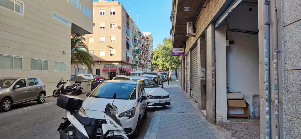 LOCAL EN VENTA EN ZONA DE PASO, FRENTE CENTRO DE SALUD DOCTOR SAPENA.